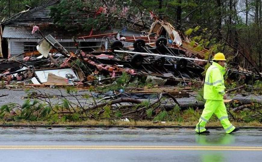 Tornado poharao jug SAD: Poginule 23 osobe, mnogi se vode kao nestali