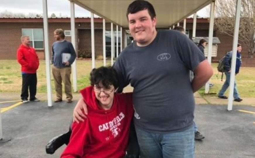 Tinejdžer štedio dvije godine kako bi drugu kupio invalidska kolica
