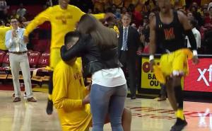 Budući NBA igrač: Čapljinac kleknuo na košarkaškom terenu i zaprosio djevojku