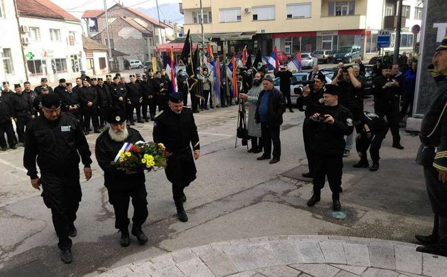 Četnici počeli "orgijanje" u Višegradu: Crne uniforme, cvijeće i gusle za zločince