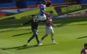 Derbi Birminghama: Navijač utrčao na teren i nokautirao kapitena Aston Ville