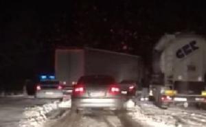 Snijeg pravi probleme i na Bradini: Kamioni i automobili parkirani pored puta