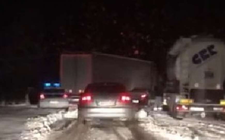 Snijeg pravi probleme i na Bradini: Kamioni i automobili parkirani pored puta