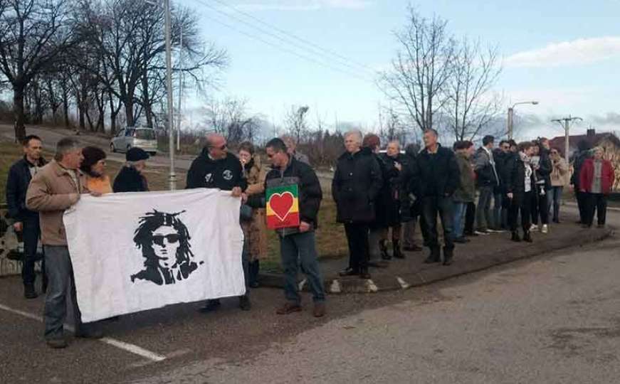 Brojni građani stigli na grob Davida Dragičevića, uskoro ekshumacija