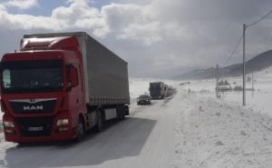 Snijeg pravi probleme na Kupreškom polju: Kilometarske kolone kamiona