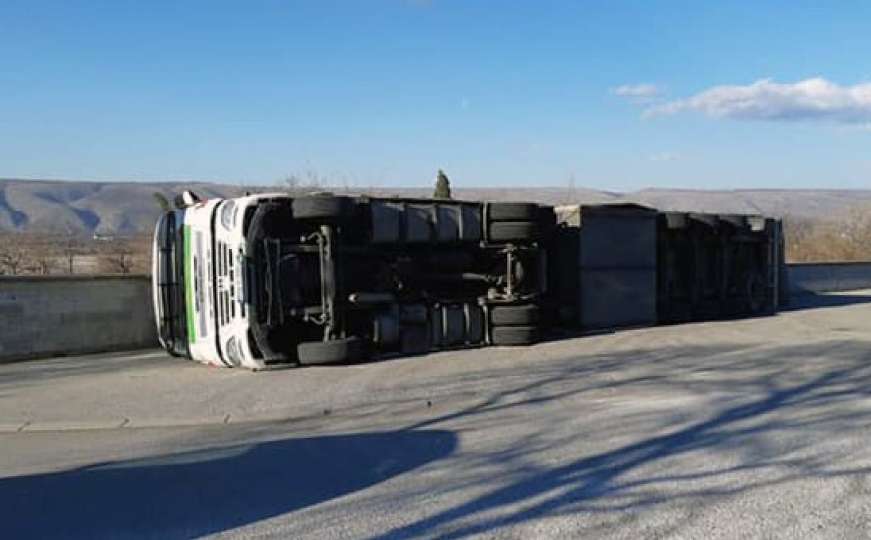 Vjetar opet prevrtao kamione s prikolicama u Hercegovini 