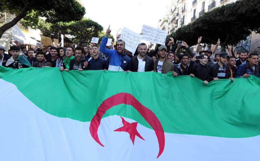 Alžirci se ne smiruju: Žele smjenu režima