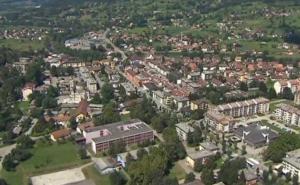 Maloljetnika u Tesliću vozali u gepeku, pa ga strpali u kontejner