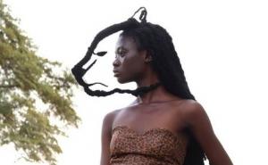 Umjetnica s Obale Bjelokosti od svoje kose pravi nevjerovatne skulpture