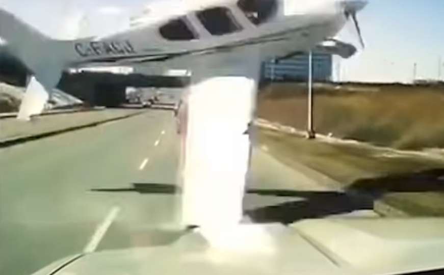 Zastrašujući snimak: Avion se srušio i zamalo pogodio automobil na cesti