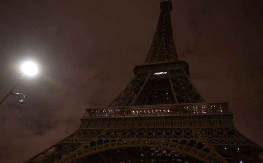 U znak pomena na žrtve na Novom Zelandu: Simbol Pariza u ponoć utonuo u mrak