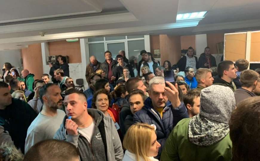 Haos u Beogradu: Grupa demonstranata upala u zgradu RTS-a, reagirali specijalci