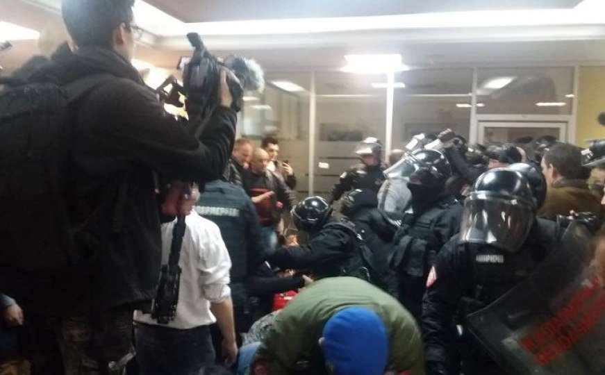 Drama se nastavlja: Specijalci Srbije nasilno iznose demonstrante iz zgrade RTS-a
