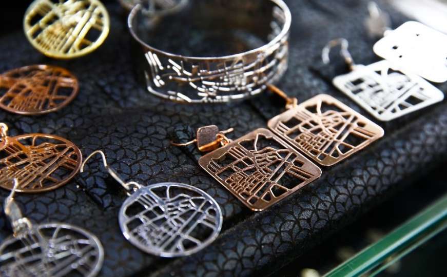 Tarik Musakadić izrađuje unikatni nakit s motivima Sarajeva i BiH
