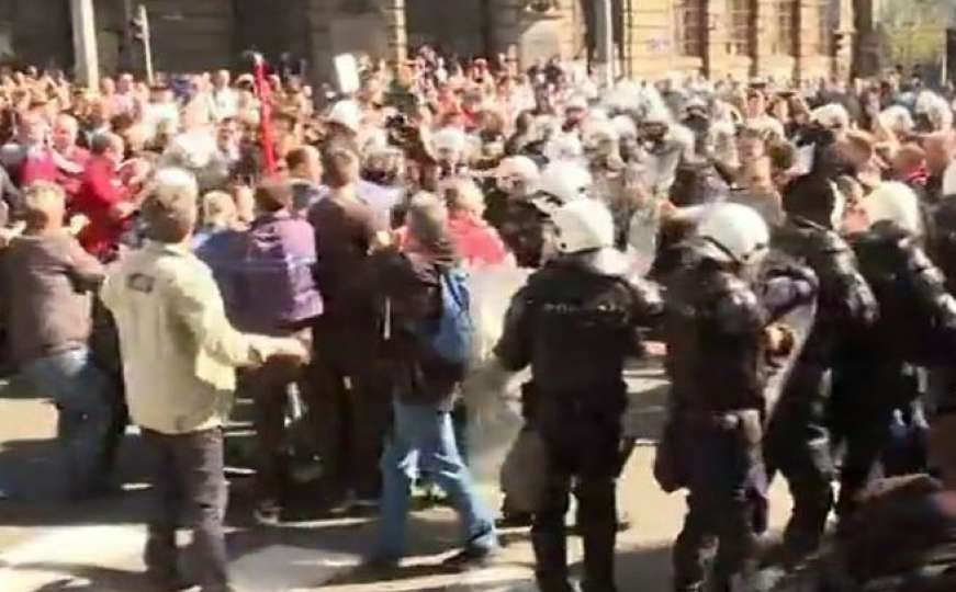 Napeto u Beogradu: Demonstranti se sukobili sa policijom