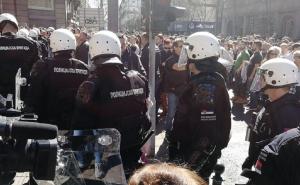 Beograd: Sukob demonstranata i policije, bačen suzavac, Vučiću blokirani izlazi