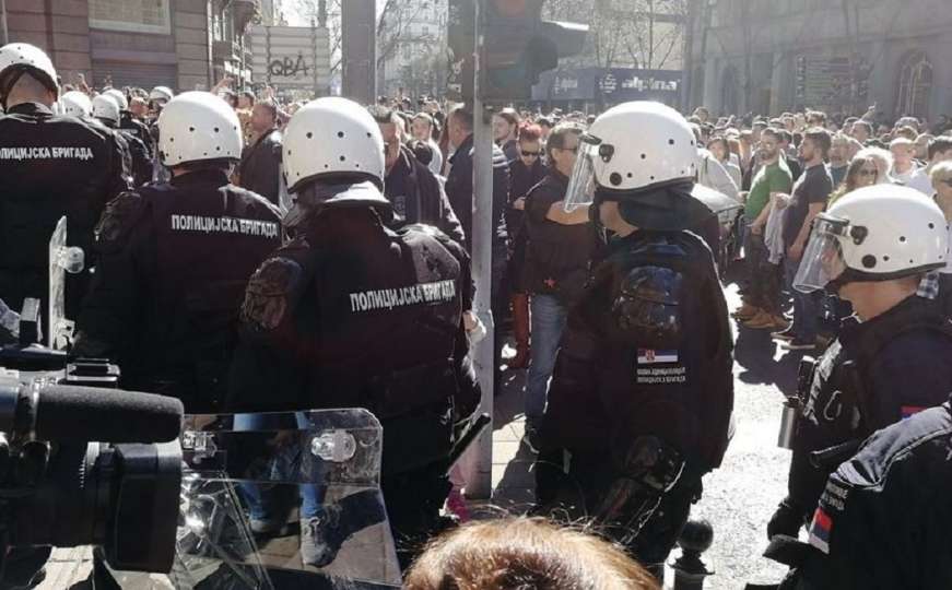 Beograd: Sukob demonstranata i policije, bačen suzavac, Vučiću blokirani izlazi