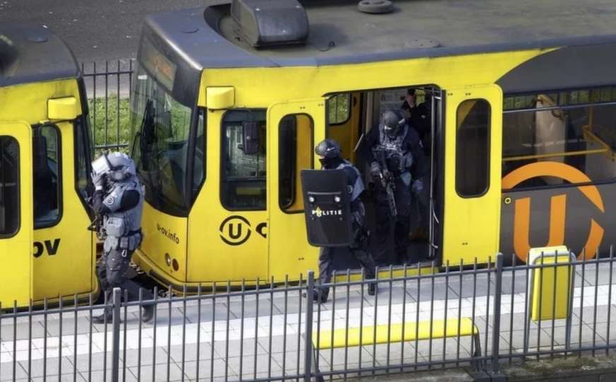Troje ubijeno u napadu na tramvajskoj stanici