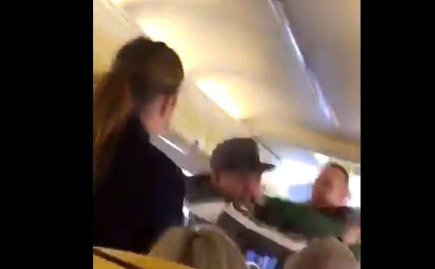 Snimak tuče u avionu: Sijevale šake zbog žene koja je izula cipele tokom leta