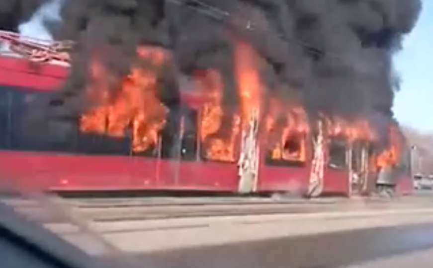 Drama u Kazanju: U vožnji izgorio tramvaj, vozač otvorio vrata putnicima