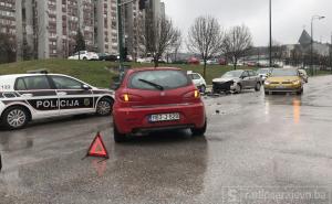 Težak lančani sudar u naselju Alipašino Polje, ima povrijeđenih osoba
