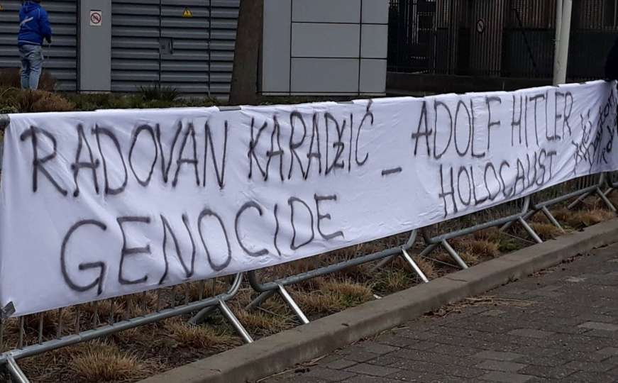 Holandska policija traži da se skloni transparent "Karadžić - Hitler"