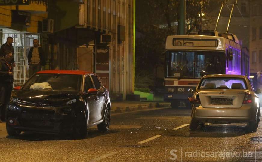 U centru Sarajeva: Dvije osobe povrijeđene u sudaru dva automobila