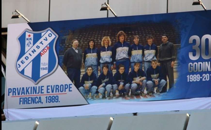 Krov „Mejdana“ krasi fotografija prvakinja Evrope iz 1989. godine