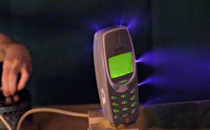 Svemoćna Nokia 3310: Šta se desi kada pustite milion volti kroz legendarni mobitel