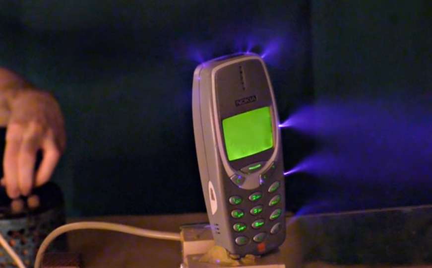 Svemoćna Nokia 3310: Šta se desi kada pustite milion volti kroz legendarni mobitel