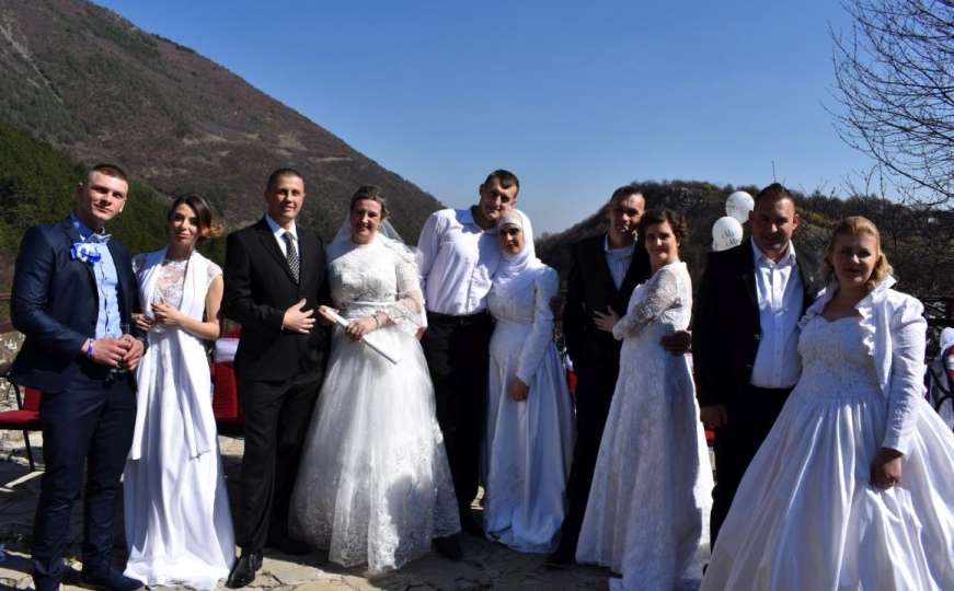 Čestitamo mladencima: U Travničkoj tvrđavi održano zajedničko vjenčanje
