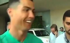 Cristiana Ronalda zamolili da potpiše dres Real Madrida: Zar nemaš Juventusov?