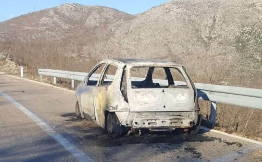 Na putu Trebinje - Dubrovnik zapalio se tokom vožnje i izgorio Fiat Punto