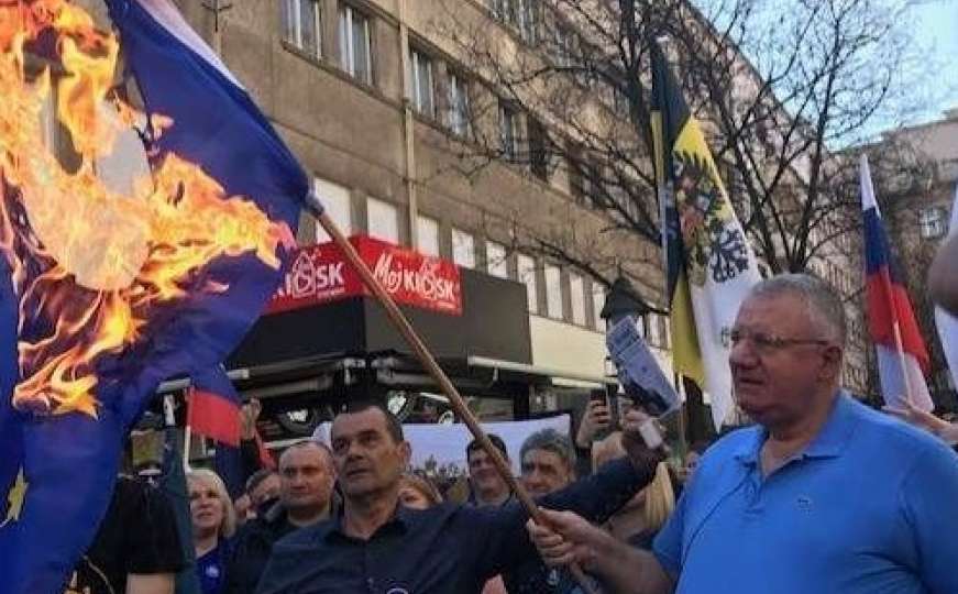 Šešelj zapalio zastave EU i NATO: "Nikada se nećemo učlaniti u te organizacije"