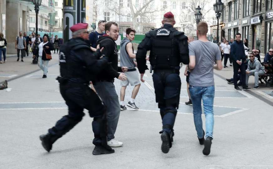 Mržnju prenijeli i na ulice Budimpešte: Policija spasila momka sa srbijanskom zastavom