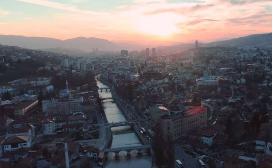 Zalazak sunca u Zlatnoj dolini: Sarajevo okupano u proljetnom sumraku