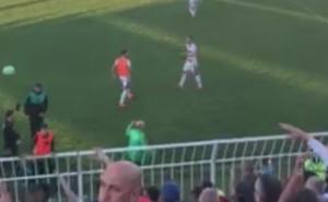 Imamo novi video sa stadiona Otoka: Da li je trener Olimpika pogođen u glavu