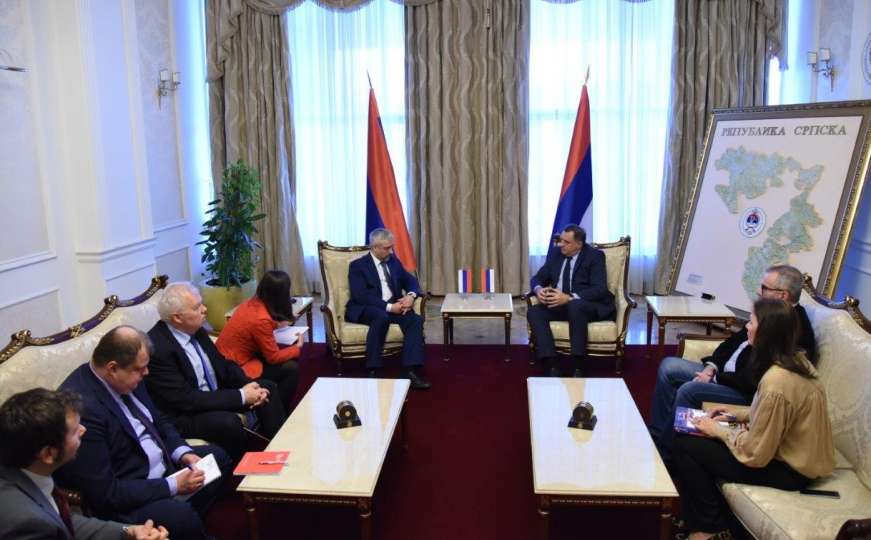 Dodik nastavio po starom: Ponovo razgovarao bez zastave BiH