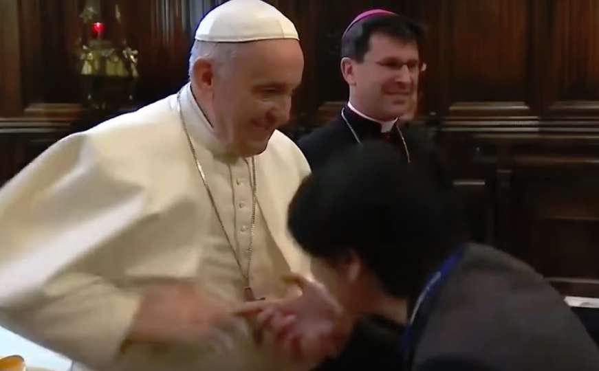 Katolici "zaratili" zbog pape Franje koji ne dozvoljava da mu ljube ruku