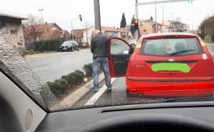 Mostar: Usred dana stao na semaforu i izvršio nuždu