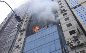 Bangladeš: Zapalio se neboder, ljudi iskaču iz zgrade bježeći od požara