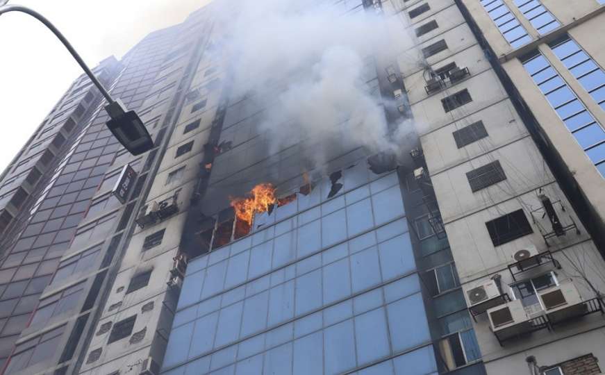 Bangladeš: Zapalio se neboder, ljudi iskaču iz zgrade bježeći od požara
