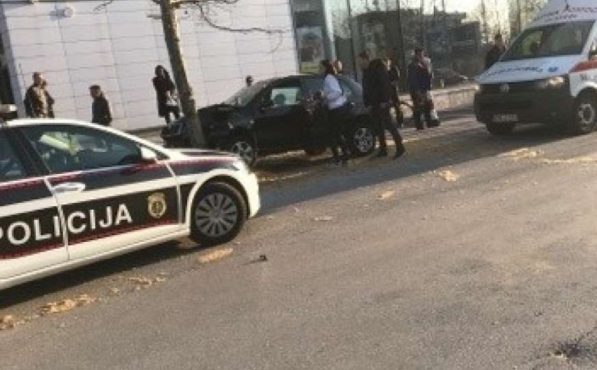 Saobraćajna nesreća na Alipašinom Polju: Promašila cestu, završila na parkingu