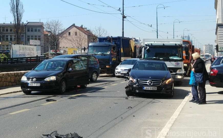 Saobraćajna nesreća na Drveniji, velika gužva u centru grada
