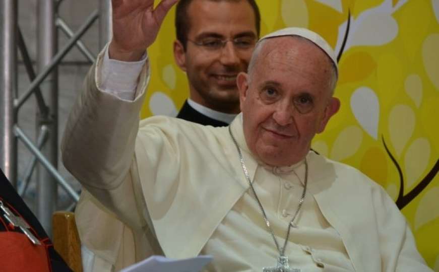 Papa Franjo dozvolio muslimanima da molitvu obavljaju u crkvama