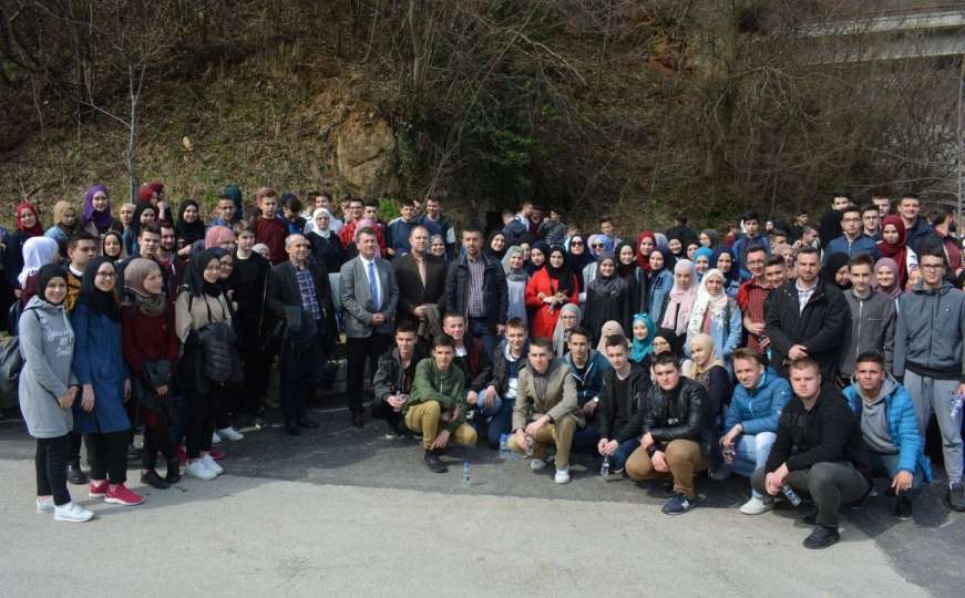 Bravo, softe: 480 učenika sarajevske medrese očistilo divlje deponije na Darivi