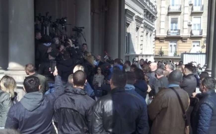Haos u Beogradu: Demonstranti blokirali ulaz u gradsku Skupštinu