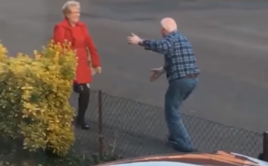 Neprocijenjiv trenutak: Ovaj penzioner svoju suprugu svaki dan dočekuje plešući