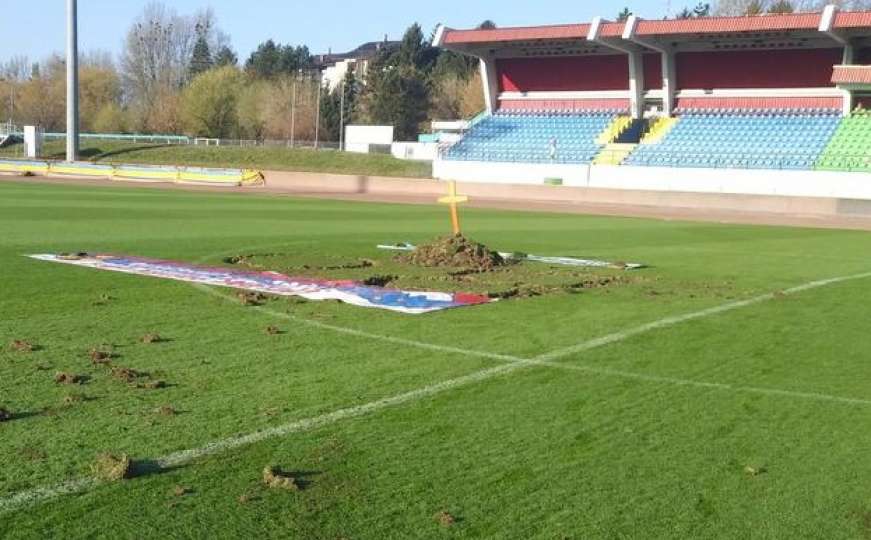 Stravična poruka: Huligani iskopali grob na centru fudbalskog terena