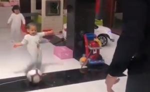 Krv nije voda: Cristiano Ronaldo sa svojim bebama igra fudbal